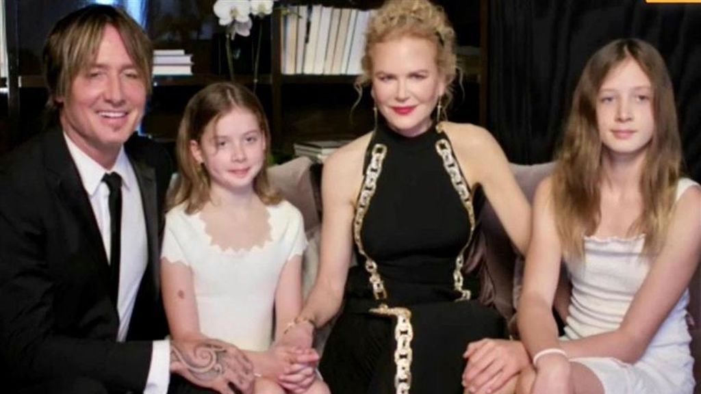 Nicole Kidman con sus dos hijas y su pareja