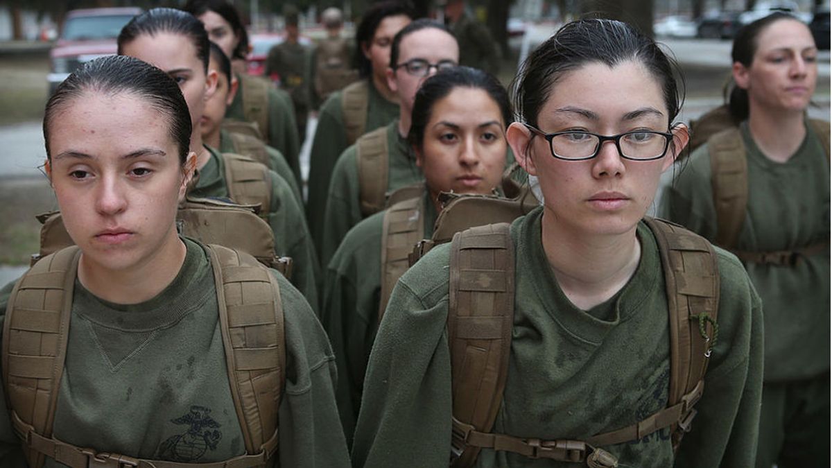 El ejército de Estados Unidos se suelta la melena: las mujeres soldado ya pueden quitarse los moños El ejército de Estados Unidos se suelta la melena: las mujeres soldado ya pueden quitarse los moños