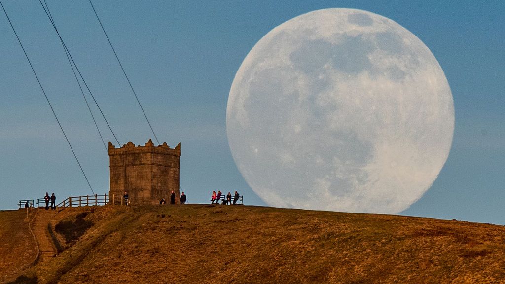 EuropaPress_3582848_26_february_2021_united_kingdom_bolton_the_moon_rises_behind_rivington_pike