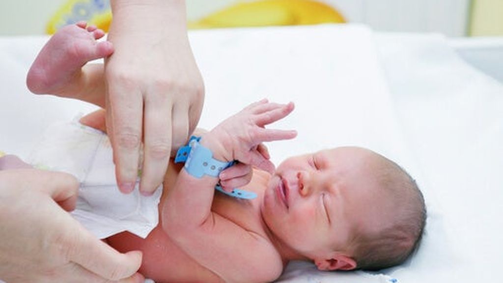 Los síntomas serán variados, entre los que nos encontraremos fiebre alta o vómitos.