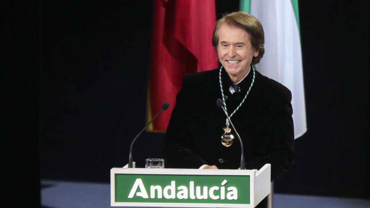 Raphael monta cierto "escándalo" en redes sociales con su versión del himno de Andalucía Raphael monta cierto "escándalo" en redes sociales con su versión del himno de Andalucía
