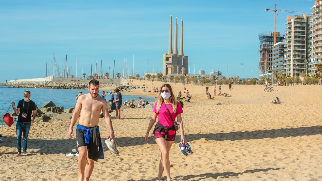 Mascarillas en la playa de Badalona