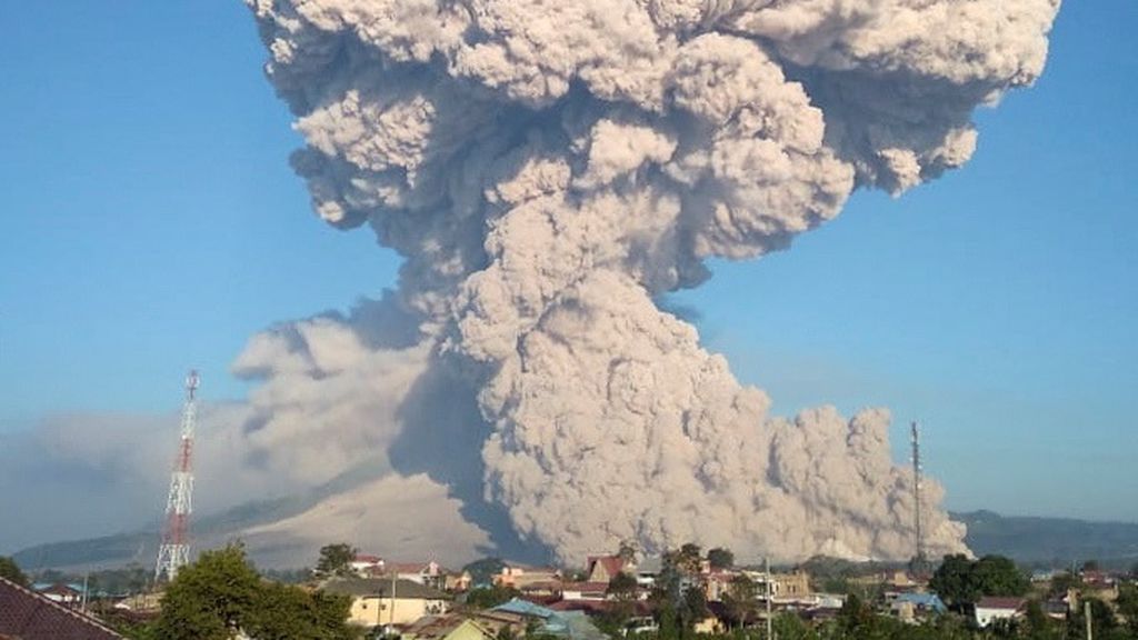 Volcán en erupción en Indonesia