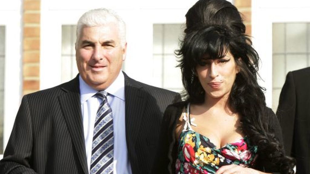 El padre de Amy Winehouse sacó a su hija del centro de rehabilitación donde se recuperaba.
