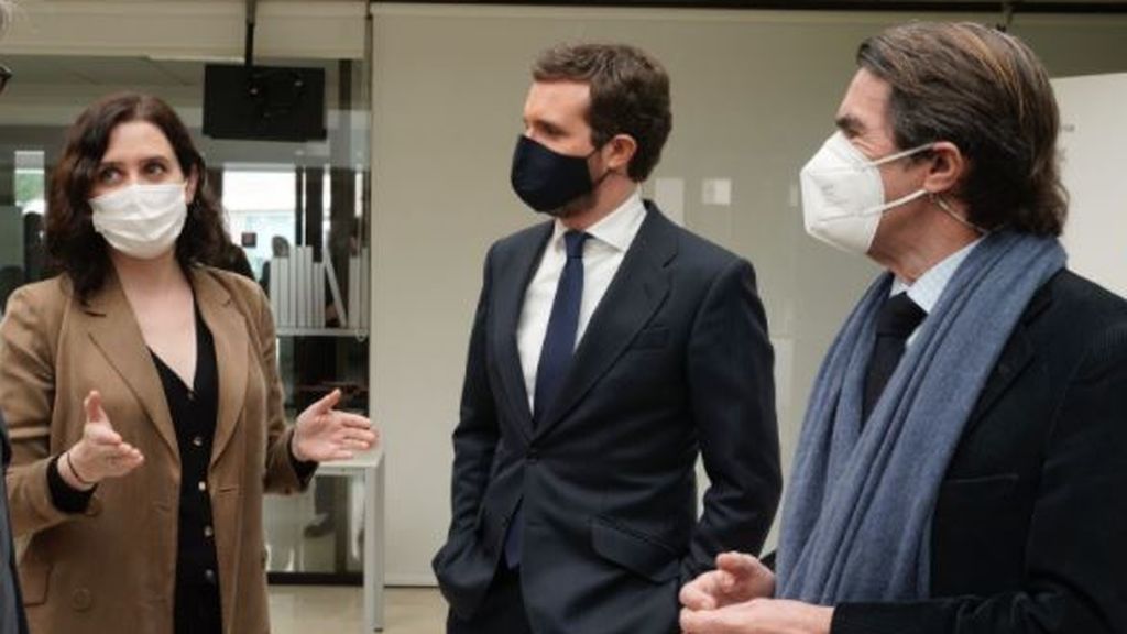 Casado se blinda ante la oleada de críticas de los aznaristas y los barones del PP Casado se blinda ante la oleada de críticas de los aznaristas y los barones del PP