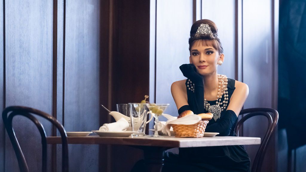 El restaurante Peter Luger Steakhouse de Nueva York ocupa las sillas vacías con figuras de cera del Madame Tussauds