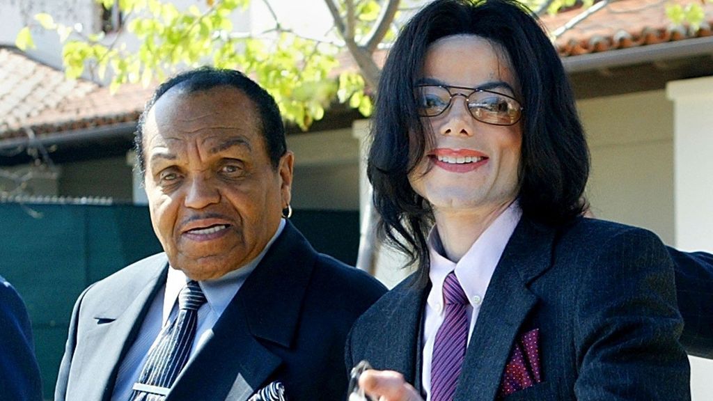 El padre de Michael Jackson se quiso quedar con parte de la fortuna del cantante tras su muerte.