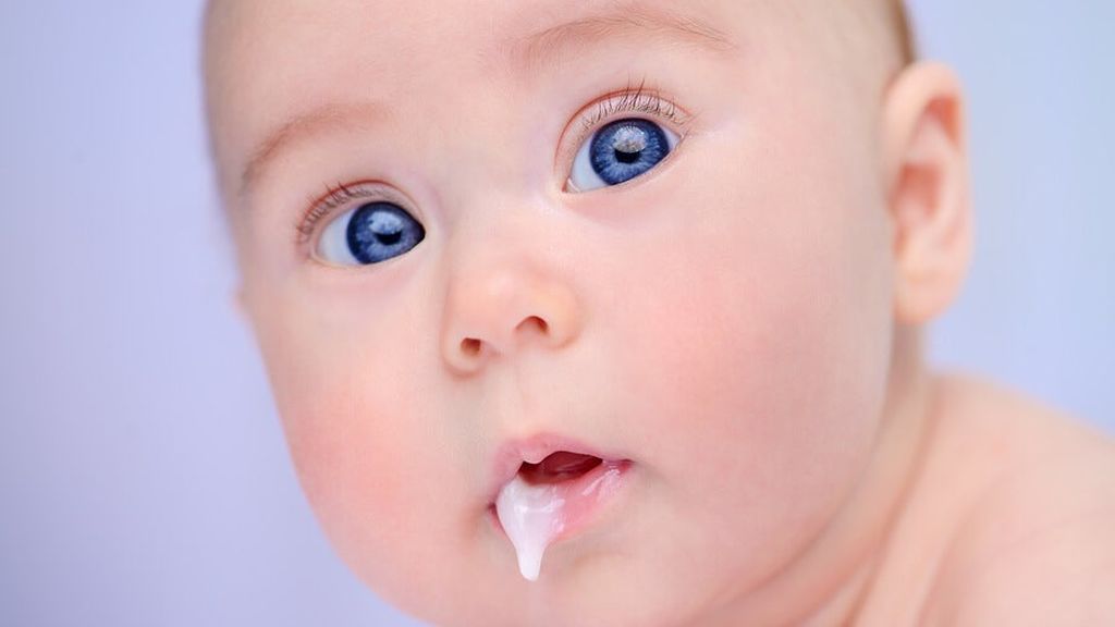 La regurgitación del bebé será normal tras ingerir grandes cantidades de leche: estas son sus causas y cómo deberás calmarlo.