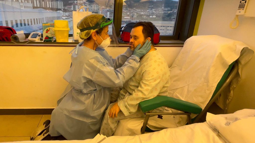 Betty, abrazando a su hermano Luis tras varias semanas hospitalizado
