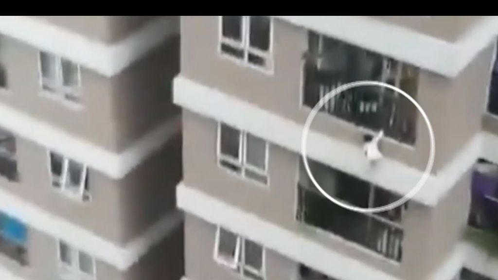 Un joven se convierte en un héroe al coger al vuelo a una niña que se cayó desde el balcón de un sexto piso