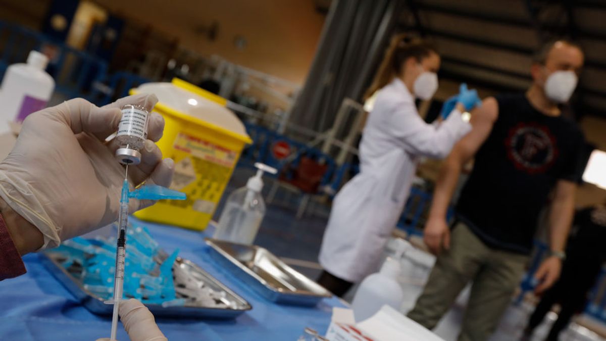 EuropaPress_3587712_trabajadora_sanitaria_sostiene_vial_vacuna_contra_covid-19_dispositivo EuropaPress_3587712_trabajadora_sanitaria_sostiene_vial_vacuna_contra_covid-19_dispositivo