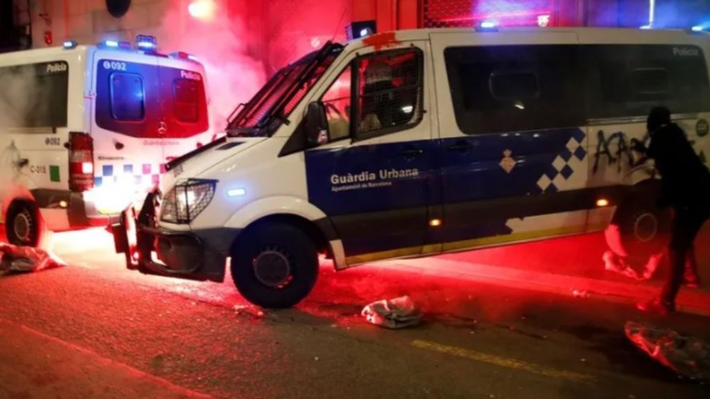 Identifican a 5 hombres y 3 mujeres de nacionalidad, italiana, francesa y española por el incendio de un vehículo policial en Barcelona