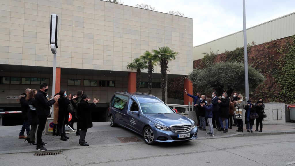 Amigos, familiares y miembros de la profesión aplauden al coche fúnebre