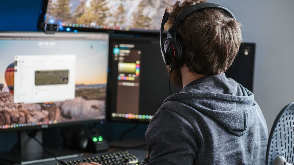 Cómo convencer a tu hijo adolescente de que está perdiendo audición por usar mal los auriculares