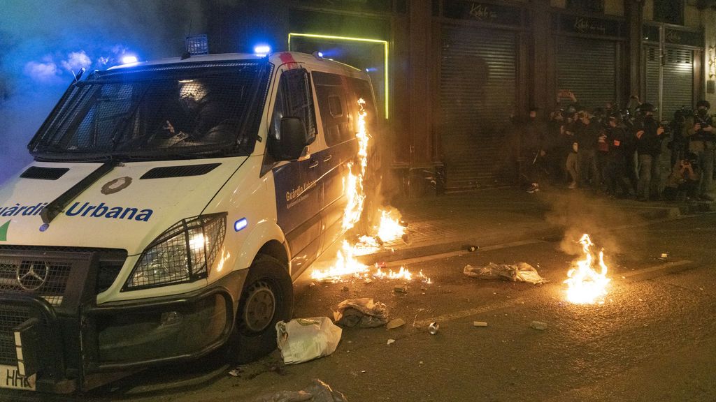 Los Mossos d'Esquadra detienen a ocho personas de un mismo grupo por quemar el furgón de la Guardia Urbana Los Mossos d'Esquadra detienen a ocho personas de un mismo grupo por quemar el furgón de la Guardia Urbana