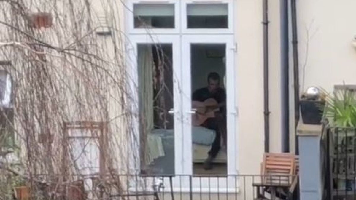 Una romántica cuelga carteles de amor en la ventana para enamorar a su vecino
