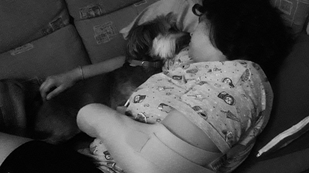 Bea, convaleciente de una operación en el hombro, y su perro Faruq