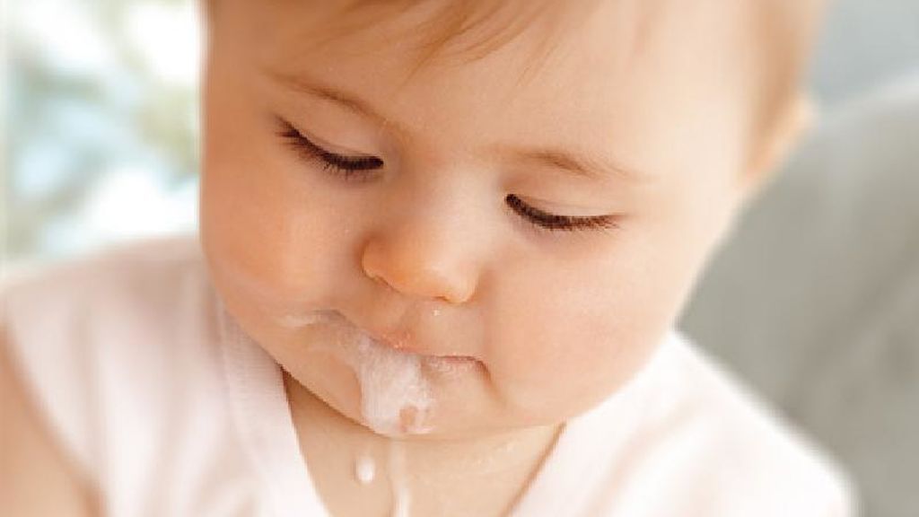 El bebé regurgitará mucho después de ingerir mucha cantidad de leche.