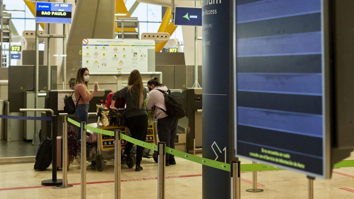Sanidad amplía la cuarentena a los pasajeros que llegan a España para controlar las cepas sudafricana y brasileña Sanidad amplía la cuarentena a los pasajeros que llegan a España para controlar las cepas sudafricana y brasileña