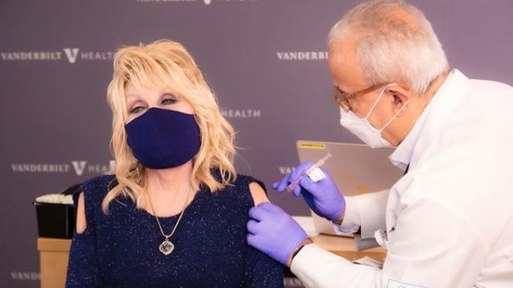 Dolly Parton comienza a adminsitrarse la vacuna contra el coronavirus
