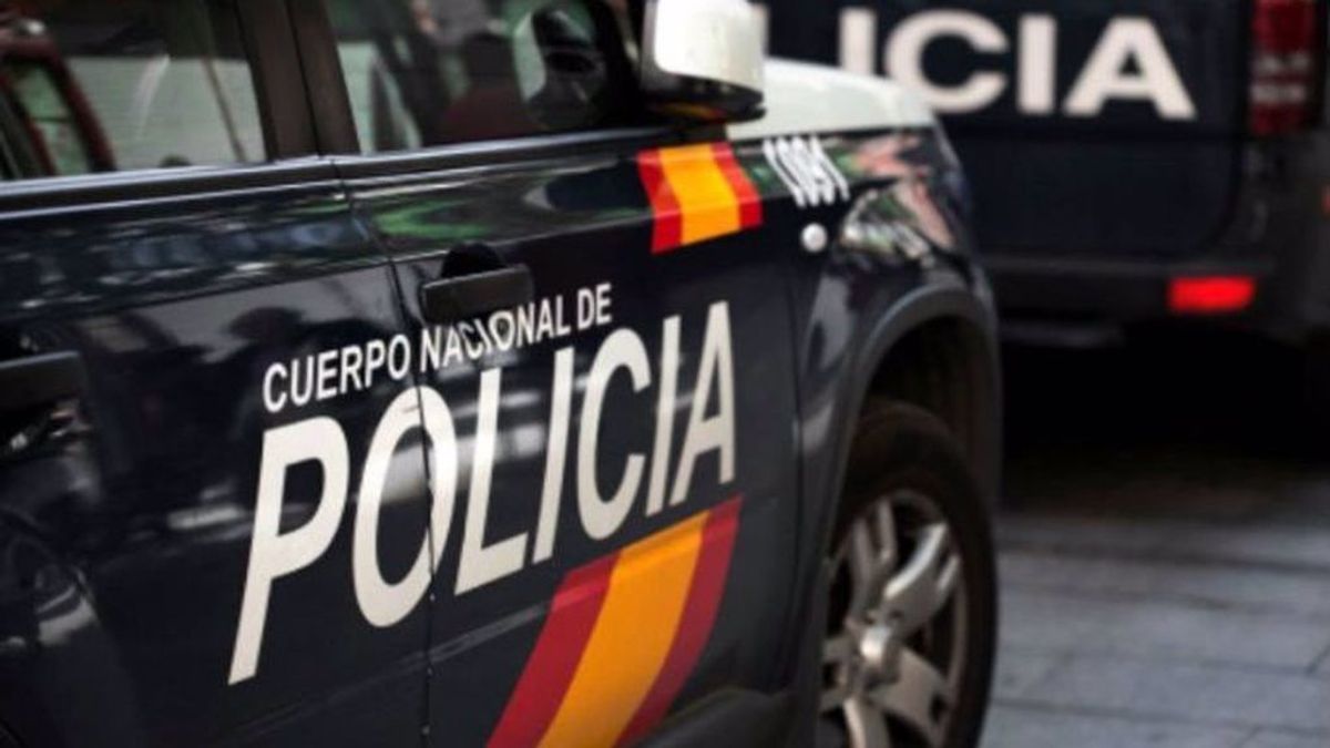 La Policia Nacional detiene a cuatro atracadores tras hacerse pasar por agentes del CNI para robar en un comercio La Policia Nacional detiene a cuatro atracadores tras hacerse pasar por agentes del CNI para robar en un comercio
