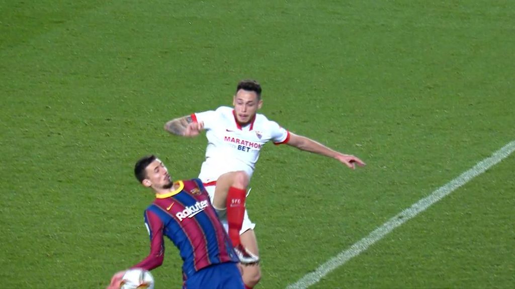 La jugada de la polémica: el árbitro no pitó una mano de Lenglet al no considerarlo como "una acción punible"