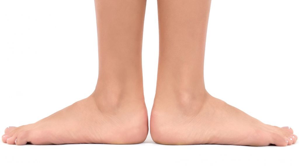 Un pie plano se produce con el descenso de la bóveda plantar y se da cuando se tiene menos arco de la habitual.
