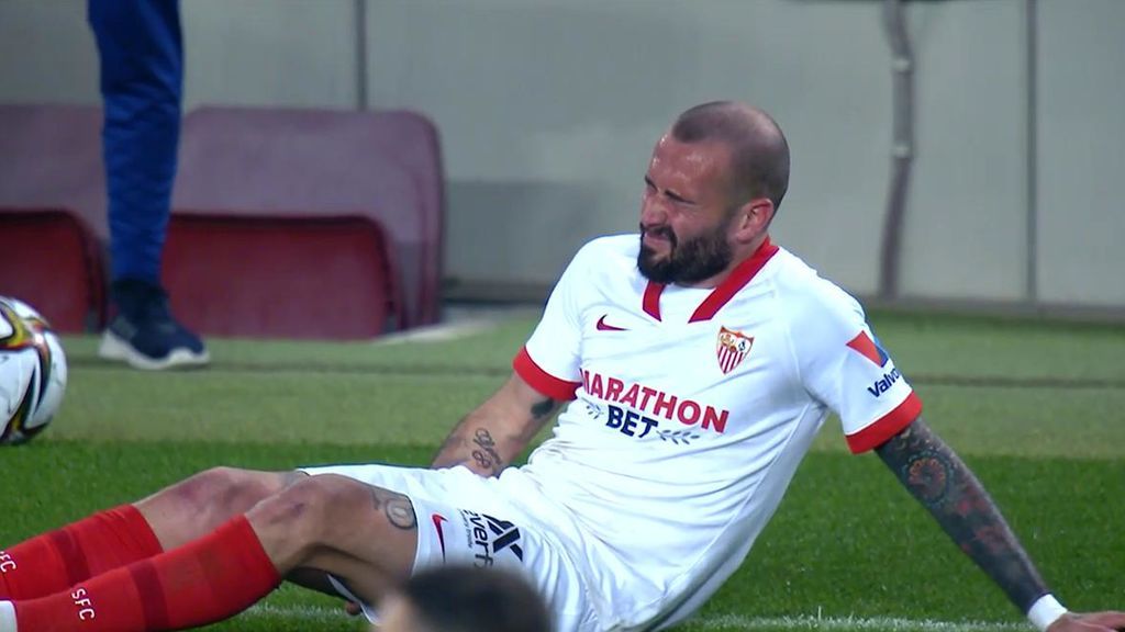 Malas noticias para el Sevilla, Aleix Vidal se retira lesionado: "Me he roto, hermano"