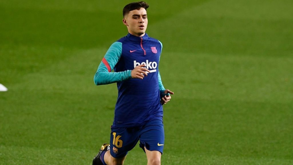 Pedri, calentando en el Camp Nou.