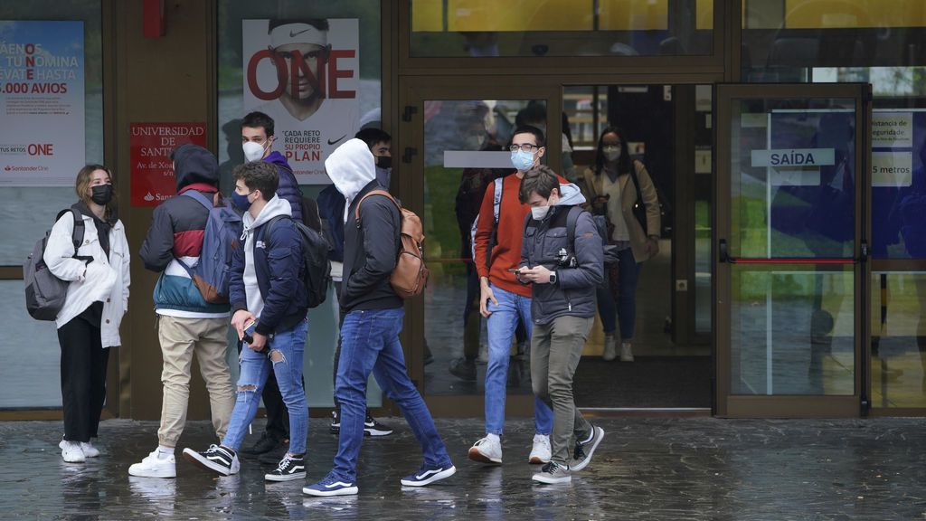 Estudiantes de la la Facultad de Derecho Estudiantes de la la Facultad de Derecho