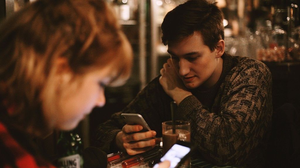 Todo el día con el móvil en la mano: cómo saber si tu hijo se ha vuelto un adicto a su smartphone