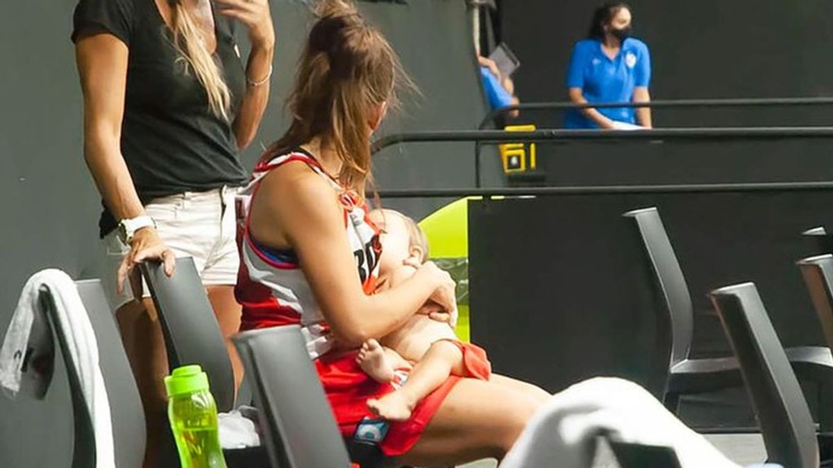El aplaudido gesto de una jugadora de baloncesto que amamantó a su hija en pleno partido: “Que todas las madres sientan que se puede”