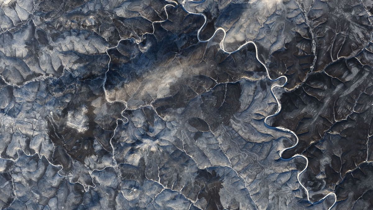 Un satélite capta unas misteriosas rayas en Siberia: ¿qué está causando estos dibujos en el terreno?