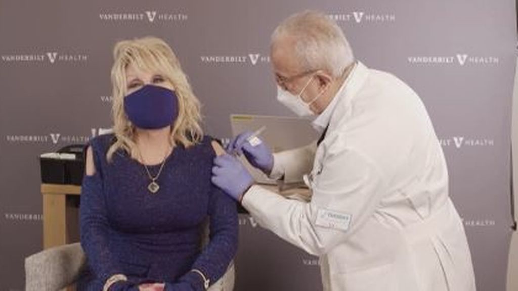 Dolly Parton cambia su 'Jolene' por 'Vaccine' al cantar mientras se vacuna