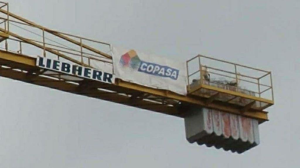 Grúa en la que se encuentra esta pareja de cigüeñas