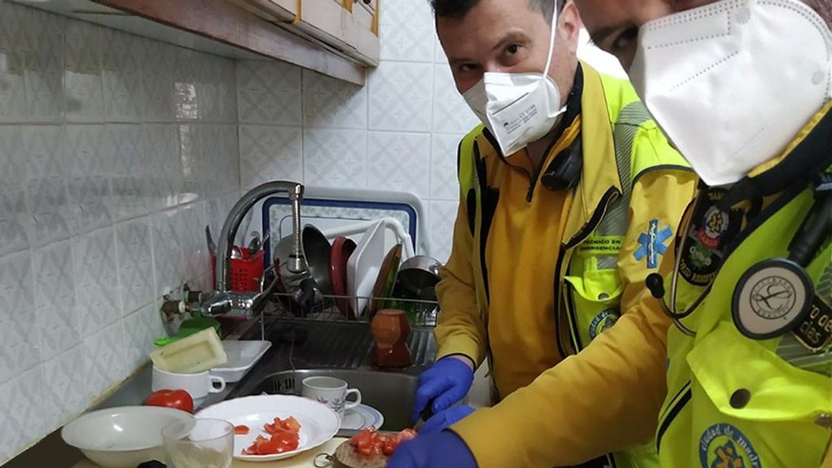 El Samur más humano: atienden a un anciano en la calle y acaban haciéndole la comida en casa El Samur más humano: atienden a un anciano en la calle y acaban haciéndole la comida en casa