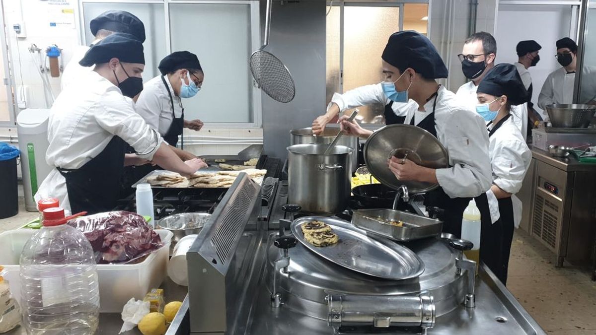 Alumnos de Formación Profesional cocinan a diario para las familias más necesitadas de Alicante Alumnos de Formación Profesional cocinan a diario para las familias más necesitadas de Alicante