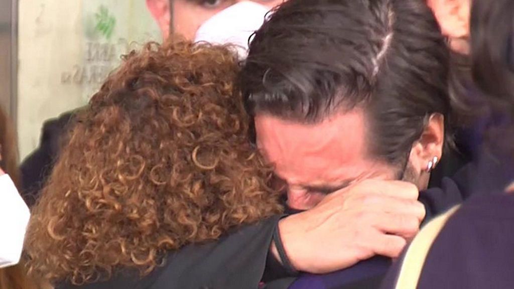 Los cantantes de Operación Triunfo rotos en su llegada al tanatorio de Mataró