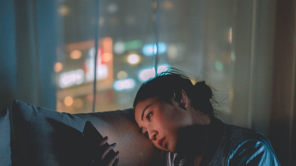 Cenar tarde, hacer vida nocturna y usar el móvil antes de dormir engorda
