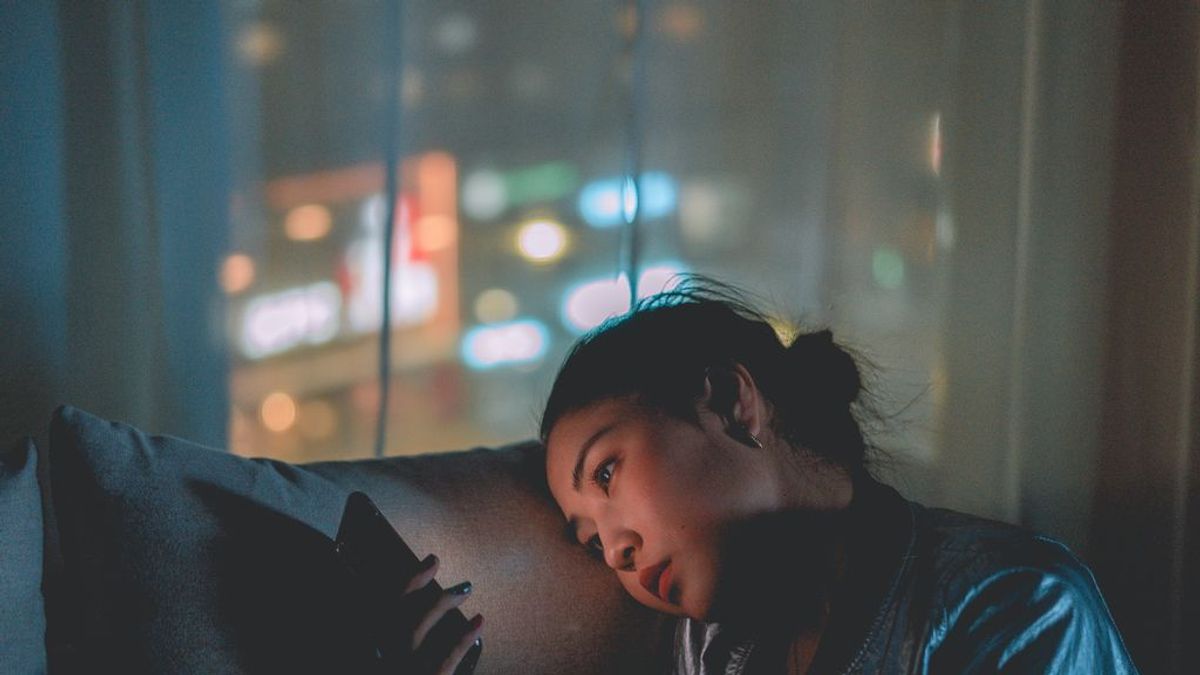 Cenar tarde, hacer vida nocturna y usar el móvil antes de dormir engorda Cenar tarde, hacer vida nocturna y usar el móvil antes de dormir engorda