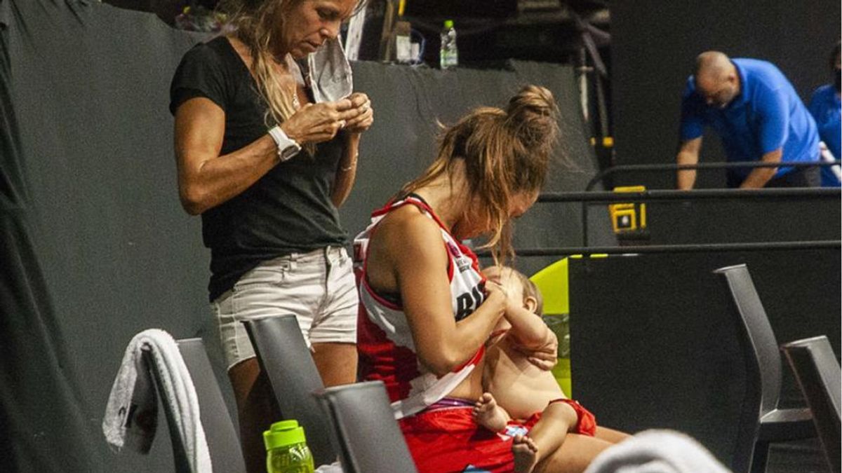 Argentina aplaude el gesto de la baloncestista Antonella González amamantando a su bebé en mitad del partido Argentina aplaude el gesto de la baloncestista Antonella González amamantando a su bebé en mitad del partido