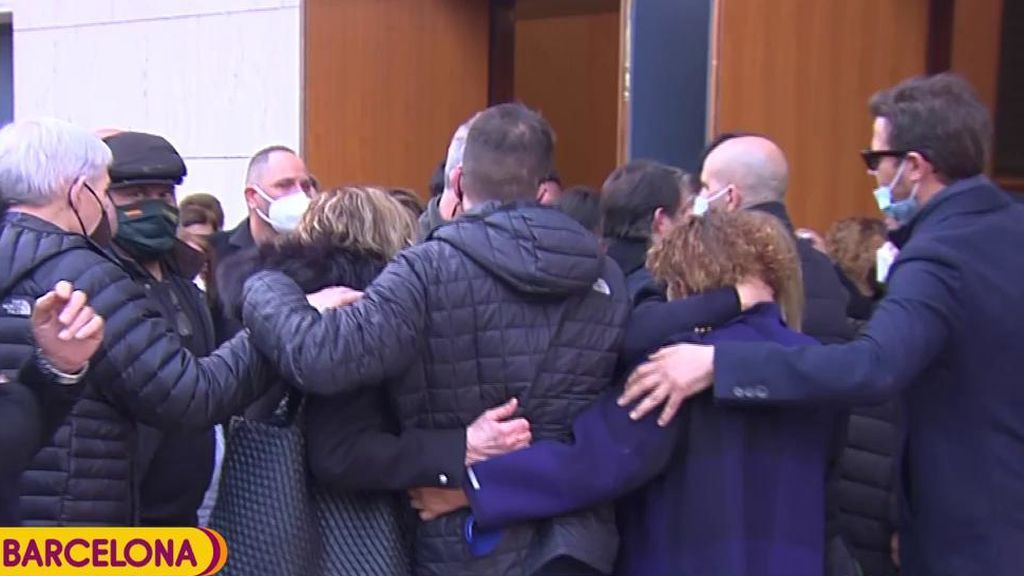 La familia de Álex se abraza a la salida del tanatorio