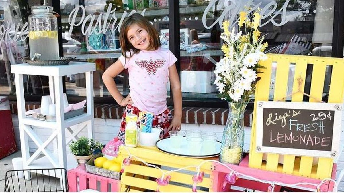 Liza Scott, la niña de siete años que vende limonada para ayudar a financiar su operación en el cerebro Liza Scott, la niña de siete años que vende limonada para ayudar a financiar su operación en el cerebro