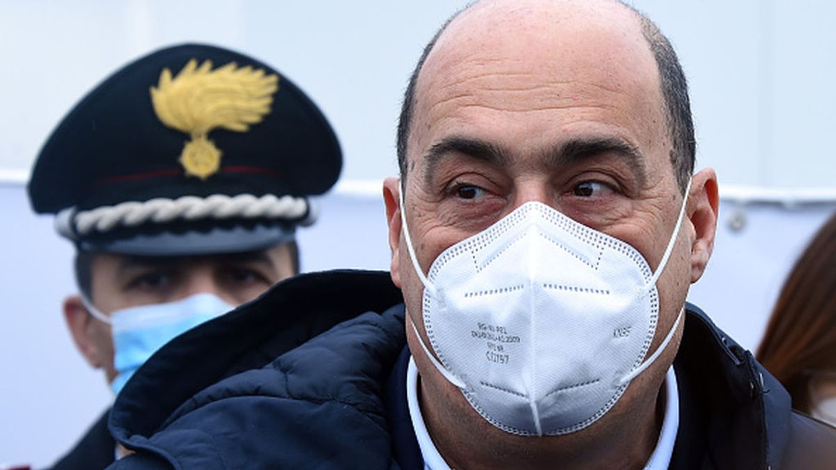 Dimite el líder de los socialistas italianos por discrepancias con su partido Dimite el líder de los socialistas italianos por discrepancias con su partido