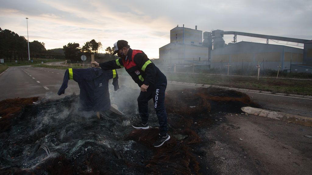 Un centenar de policías registran las instalaciones de Alcoa tras una denuncia por posibles irregularidades Un centenar de policías registran las instalaciones de Alcoa tras una denuncia por posibles irregularidades