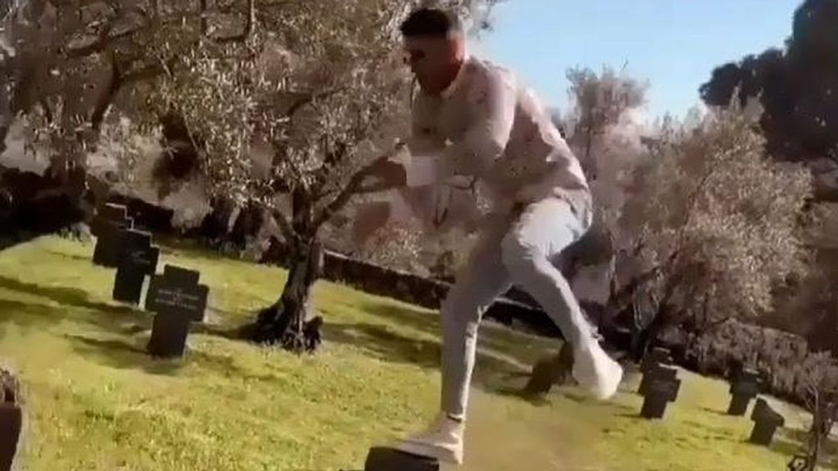 Detenido por difundir un vídeo saltando en las tumbas de un cementerio de Cáceres con comentarios ofensivos Detenido por difundir un vídeo saltando en las tumbas de un cementerio de Cáceres con comentarios ofensivos