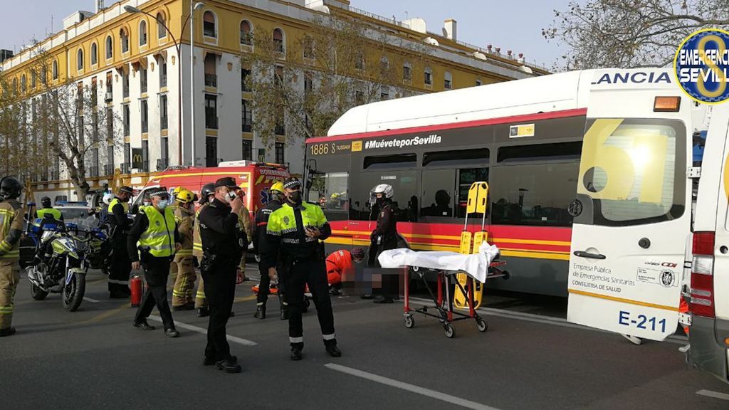 Choque en Sevilla con dos motoristas graves