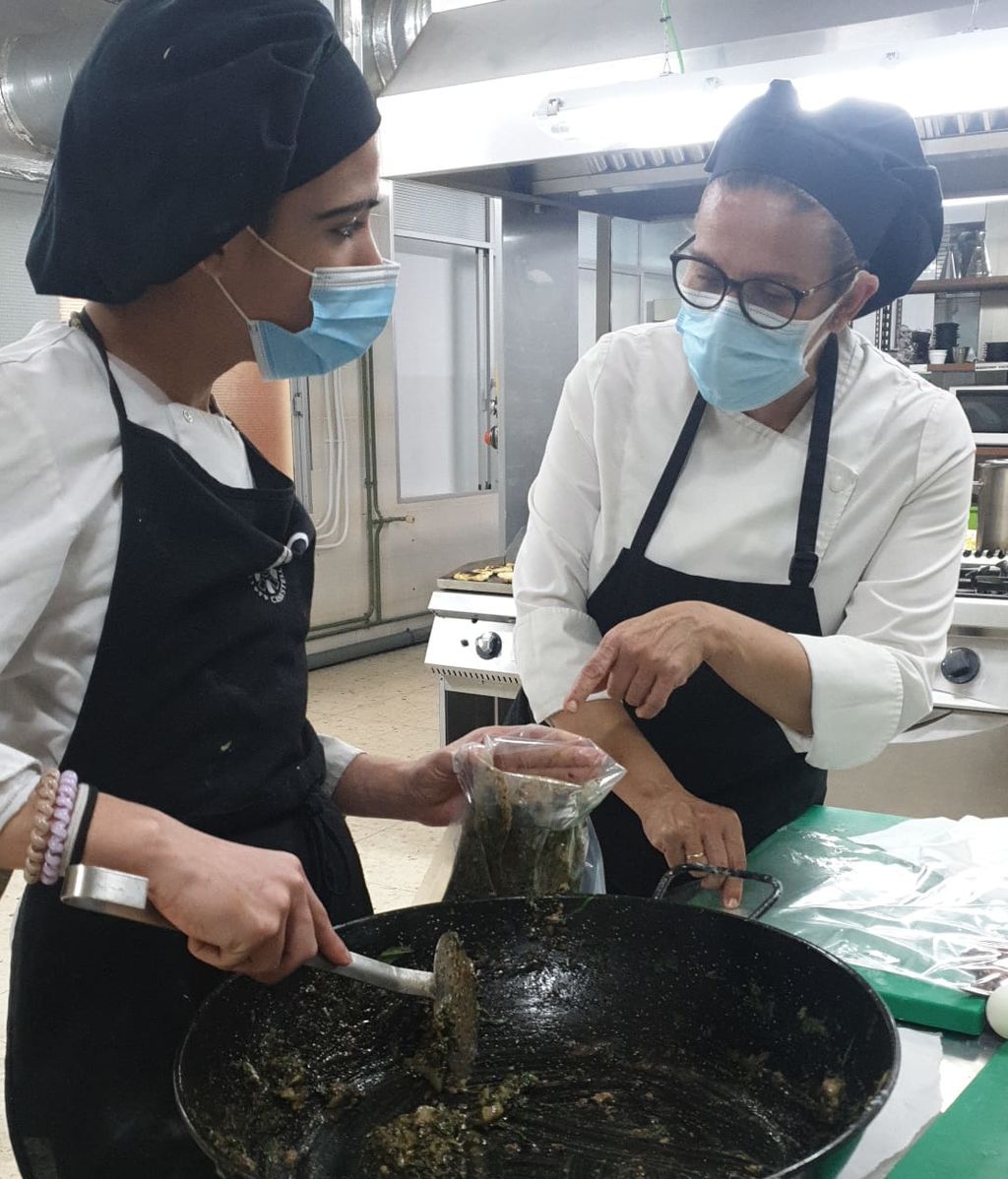 Alumna FP cocinando