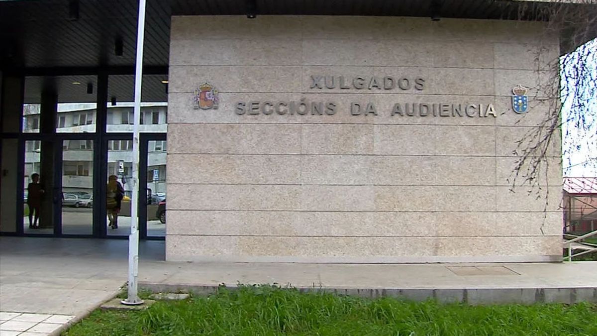 Condenada a un año de cárcel por espiar con un 'zapatófono' a su expareja Condenada a un año de cárcel por espiar con un 'zapatófono' a su expareja