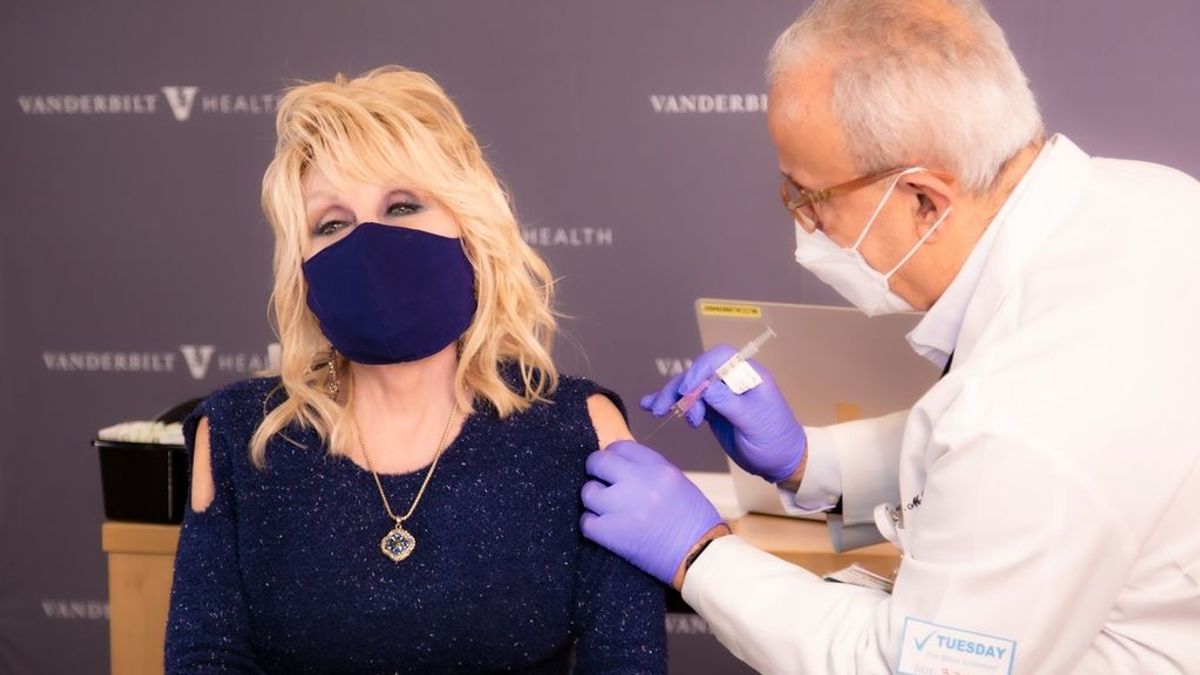 Dolly Parton o el otro modo de hacer las cosas: donó un millón para la investigación de la vacuna y esperó su turno